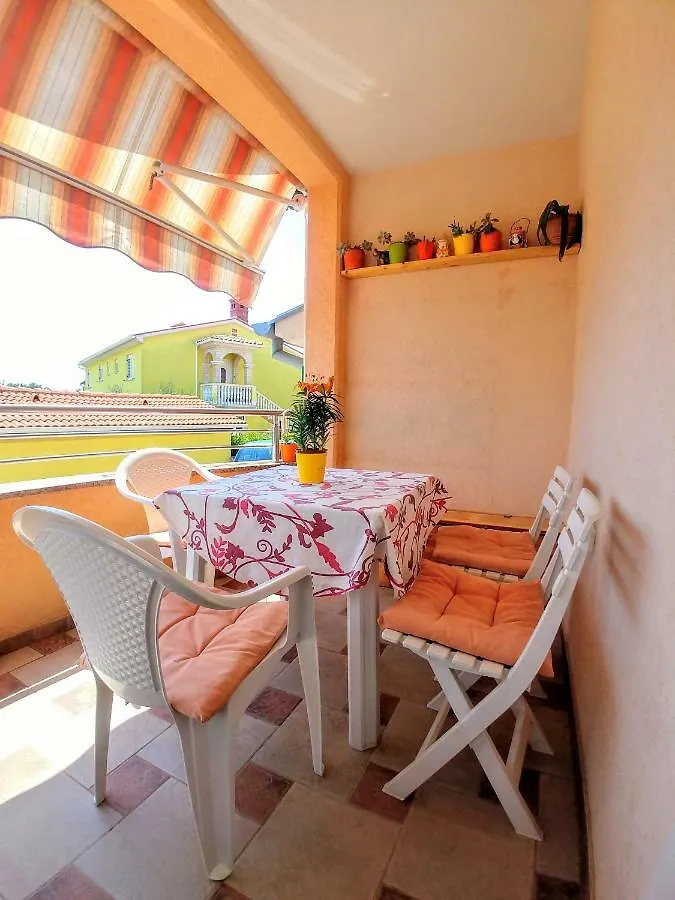 Family Style Apartment Pula 0*,